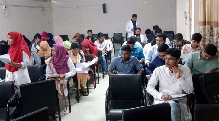 যশোর জেনারেল হাসপাতালে ৫২ ইন্টার্ন চিকিৎসকের যোগদান